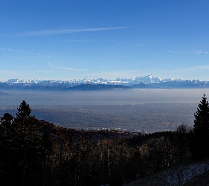Vue panoramique sur les hauteurs et sommets enneigés
