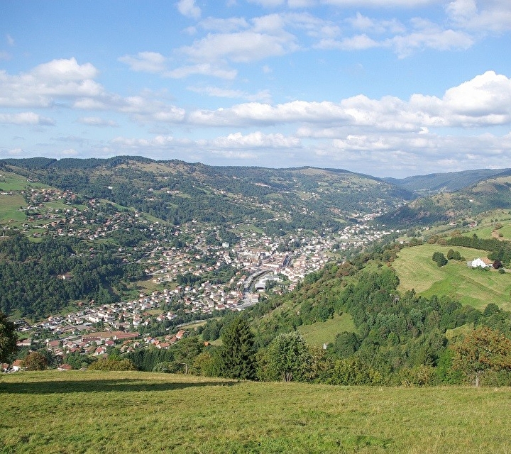 Vue panoramique sur les montagnes des Vosges en été avec village en contrebas
