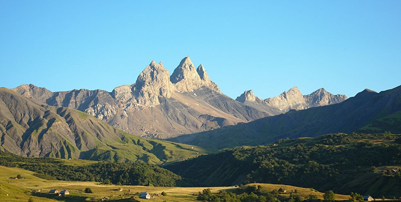 Vue sur les pics et montagnes rocheuses près d'une vallée sous un ciel limpide et clair