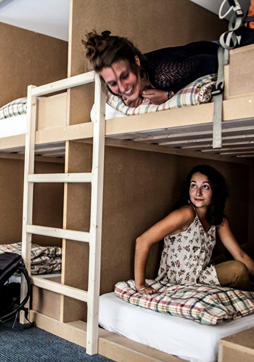 Intérieur d'une chambre à coucher avec des lits superposés et échelles pour y monter