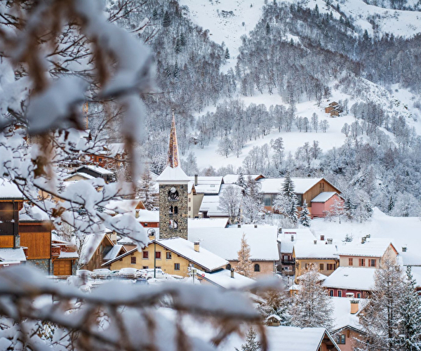 Vue sur le village de Saint Martin de Belleville et ses hameaux en hiver sous la neige