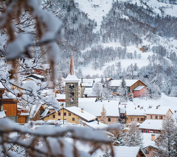 Vue sur le village de Saint Martin de Belleville et ses hameaux en hiver sous la neige