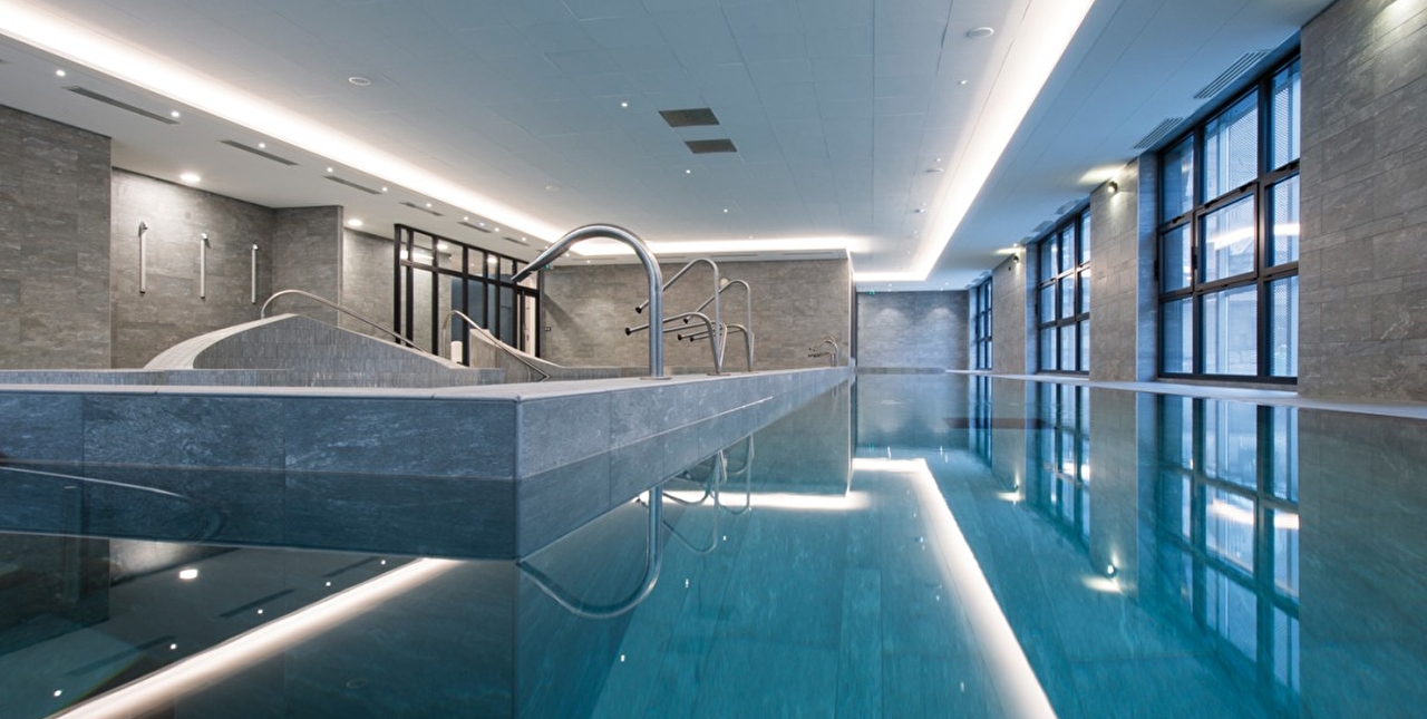 Vue sur la piscine et le couloir de nage d'un spa de montagne