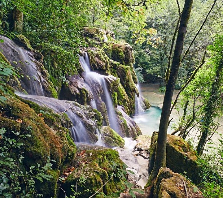 Cascade des Tufs dans les Montagnes du Jura, en été