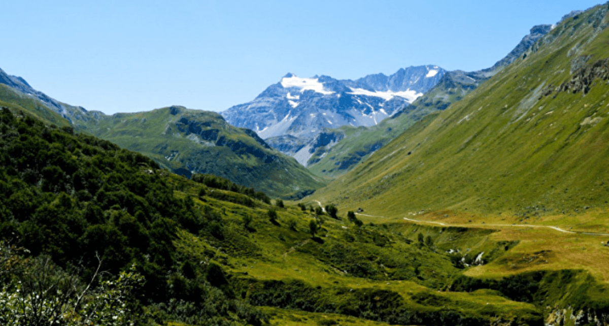 Vue panoramique sur les sommets en été avec vue sur un sommet enneigé en arrière-plan