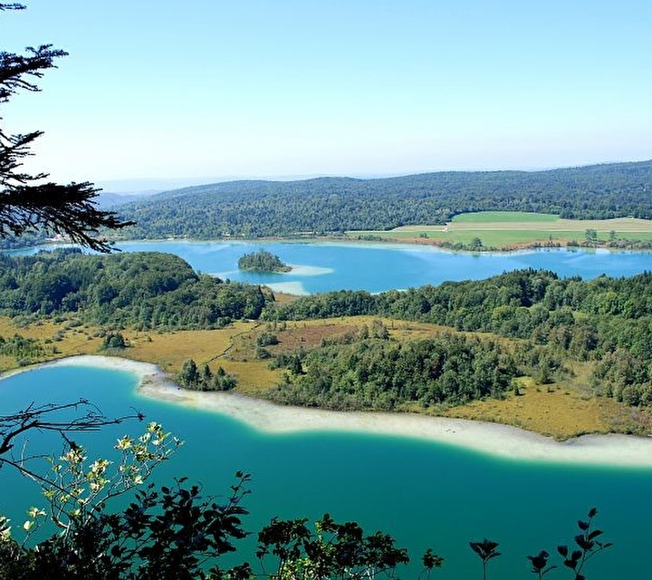 Vue panoramique sur plusieurs lacs turquoises entourés de nature et d'arbres