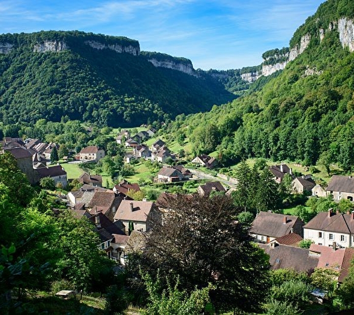 Habitations construites en pleine montagne à travers les arbres