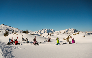 Cours collectif de yoga dans la neige