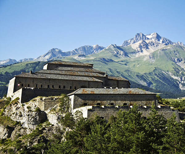 Vue sur un site de montagne incontournable en été