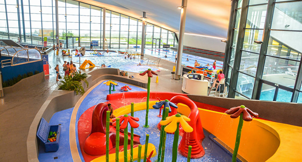 Piscine indoor avec jeux d'eaux colorés pour enfants