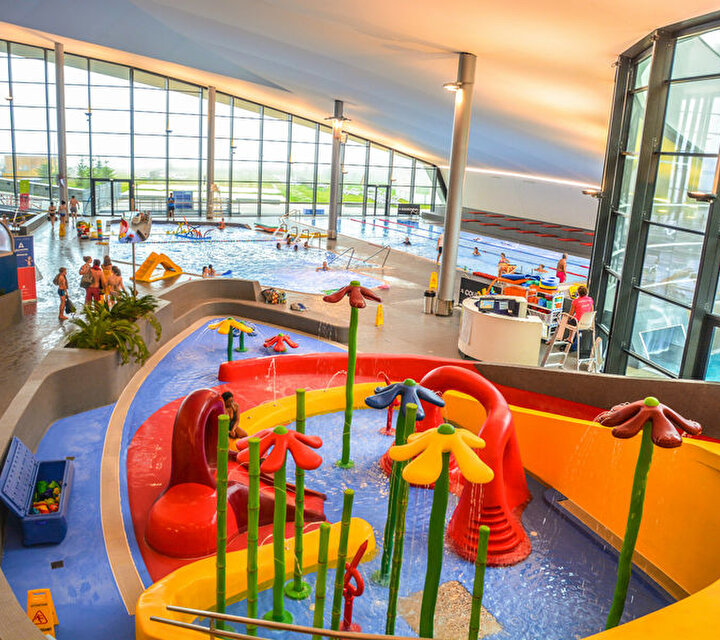 Piscine indoor avec jeux d'eaux colorés pour enfants