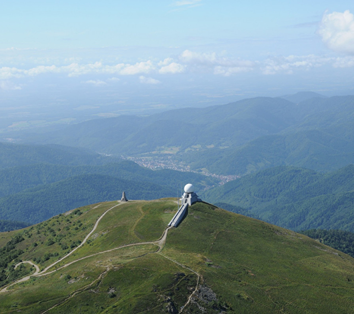 Panorama de montagne où l'on peut apercevoir un radar de l'aviation civile