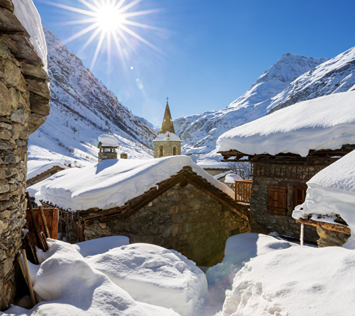 Vue sur le village de Bonneval-sur-Arc sous la neige