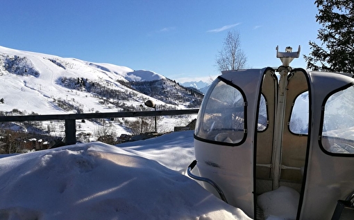 Vue sur la montagne par beau temps et sur une cabine de ski