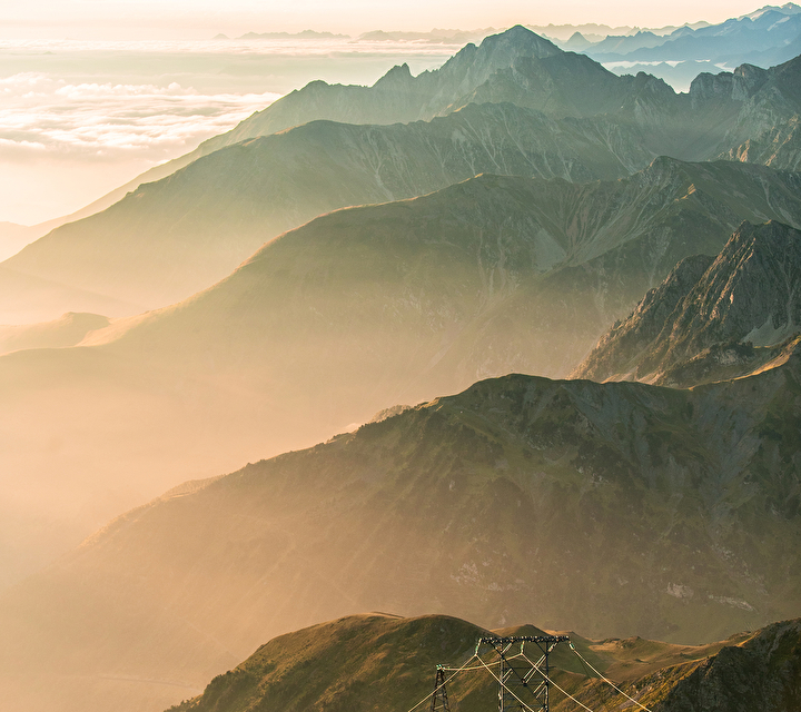 Vue sur les montagnes environnantes entre nuages et coucher de soleil
