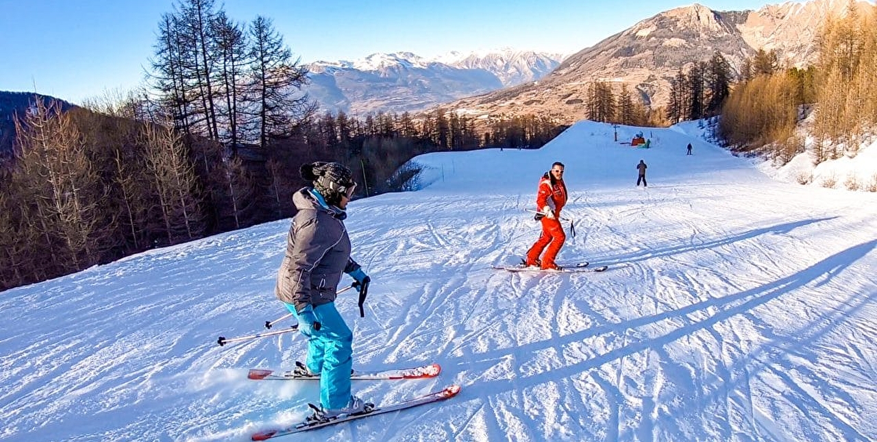 Clo et Clem, blogeurs voyage sur une piste de ski avec un moniteur pour réapprendre les bases de ski