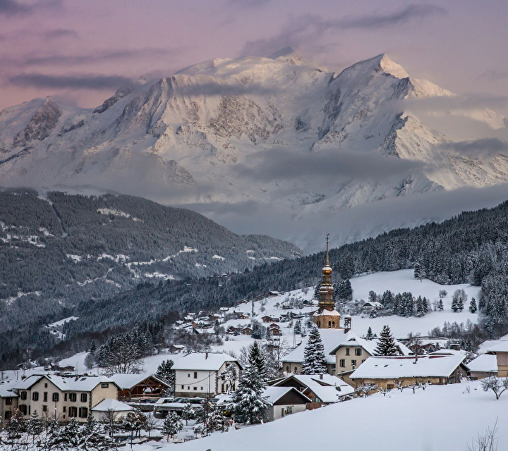 Vue de Combloux et ses chalets sous la neige