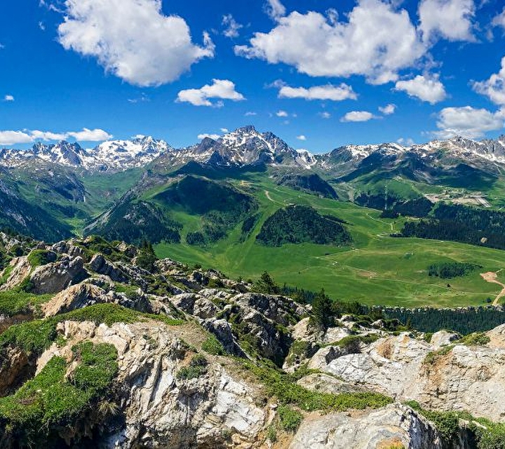 Panorama de montagne en été avec vue sur les pics rocheux et montagnes parfois enneigées