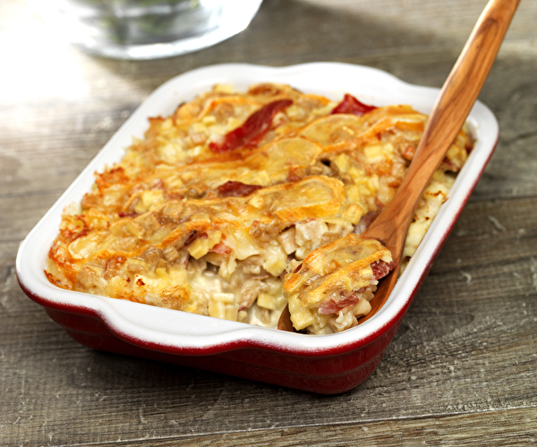 Croziflette faite maison servie dans un plat avec une salade verte sur une table