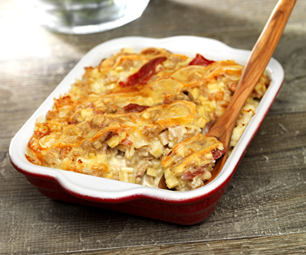 Croziflette faite maison servie dans un plat avec une salade verte sur une table
