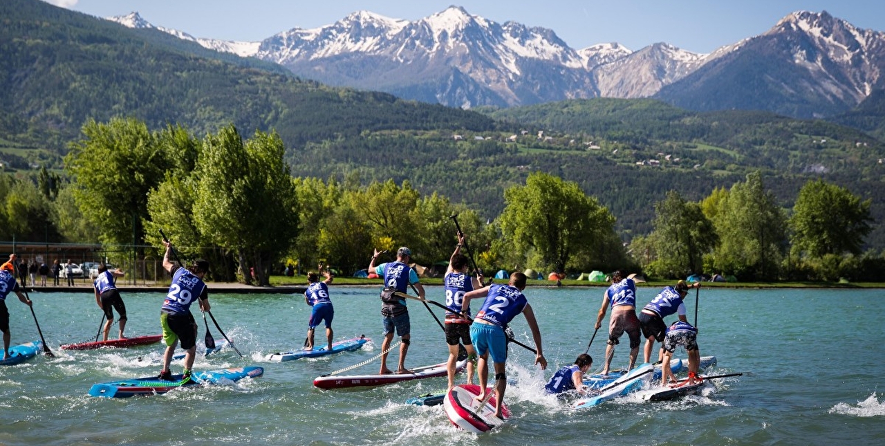La Dévale des Orres et sa session de stand-up paddle sur un lac