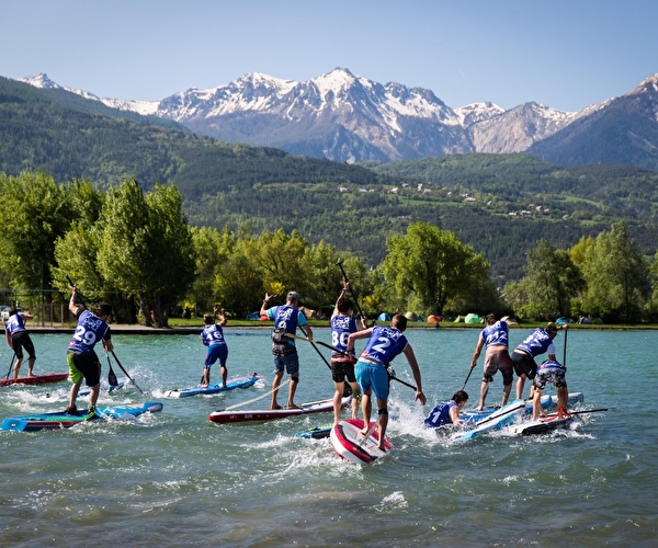 La Dévale des Orres et sa session de stand-up paddle sur un lac