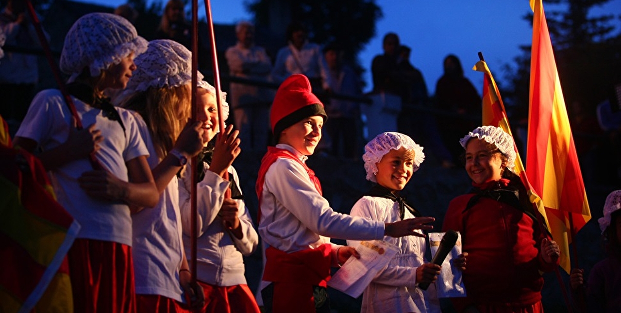 Enfants qui participent à une traditionnelle Pyrénéenne