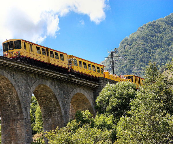 Train jaune de Font Romeu sur un pont