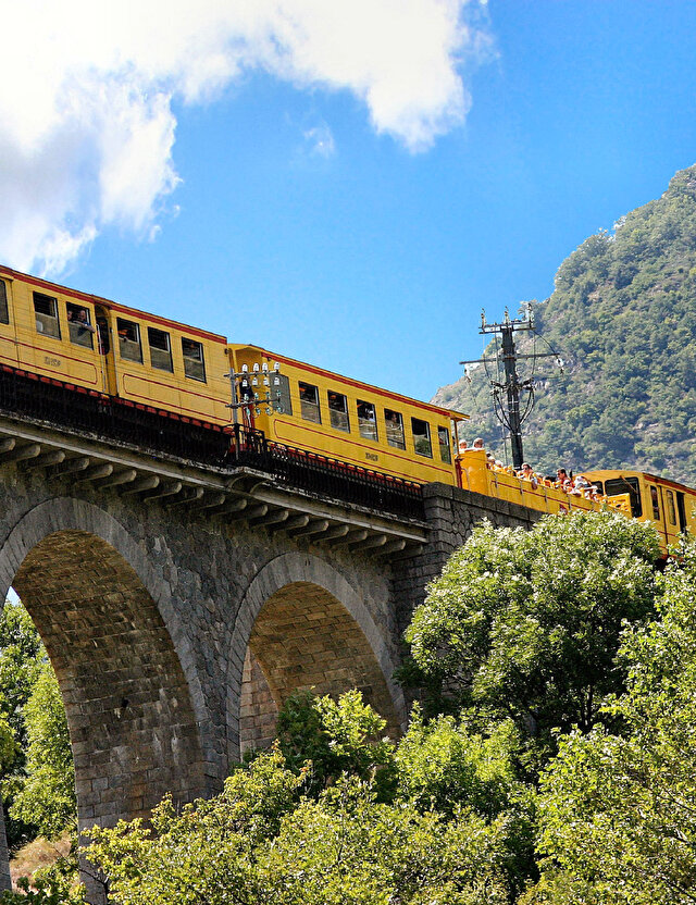Train jaune de Font Romeu sur un pont