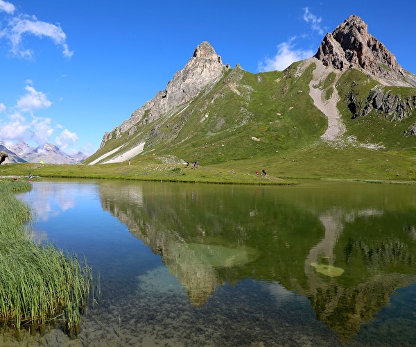 Panorama sur la montagne et la nature environnante autour d'un lac