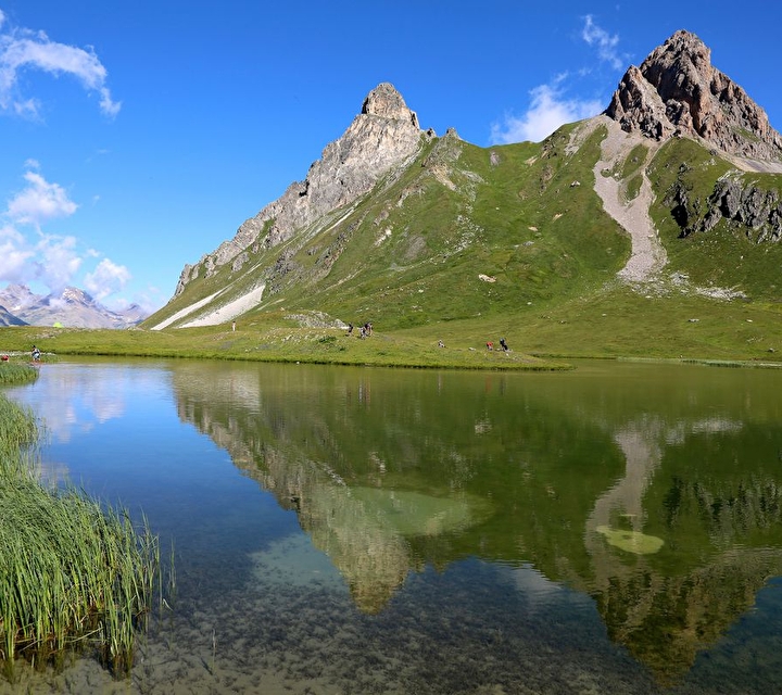 Panorama sur la montagne et la nature environnante autour d'un lac