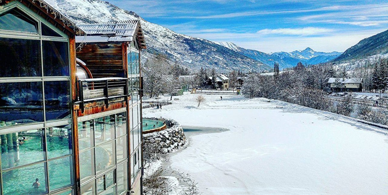 Vue sur le spa Les Grands Bains du Monêtier en extérieur face à la montagne