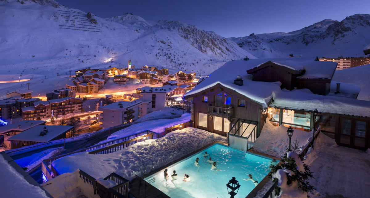 Complexe hôtelier de nuit avec lumières et piscine chauffée extérieure