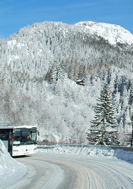 Bus sur une route de montagne enneigée