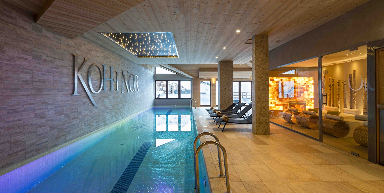 Vue d'intérieur, sur la piscine et l'espace détente d'un spa de montagne