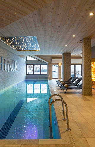 Vue d'intérieur, sur la piscine et l'espace détente d'un spa de montagne