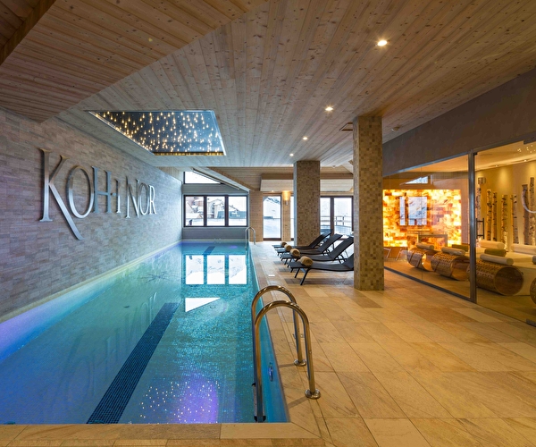 Vue d'intérieur, sur la piscine et l'espace détente d'un spa de montagne