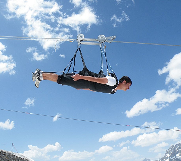 Homme effectuant une descente en tyrolienne en pleine nature