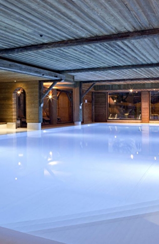 Vue sur la piscine intérieure d'un spa