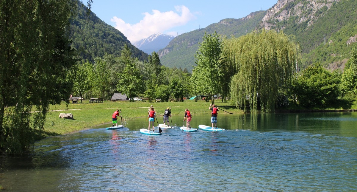 Groupe de personnes à La Plagne faisant du stand-up paddle