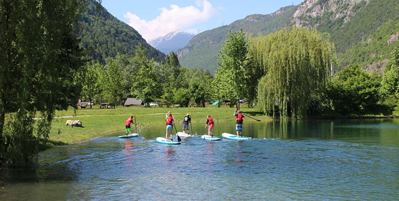 Groupe de personnes à La Plagne faisant du stand-up paddle