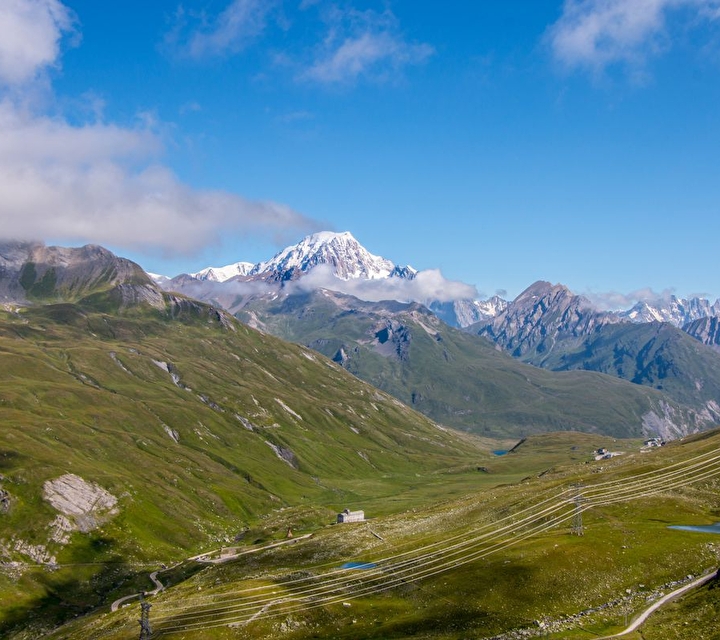 Panorama et vue sur les montagnes verdoyantes en été