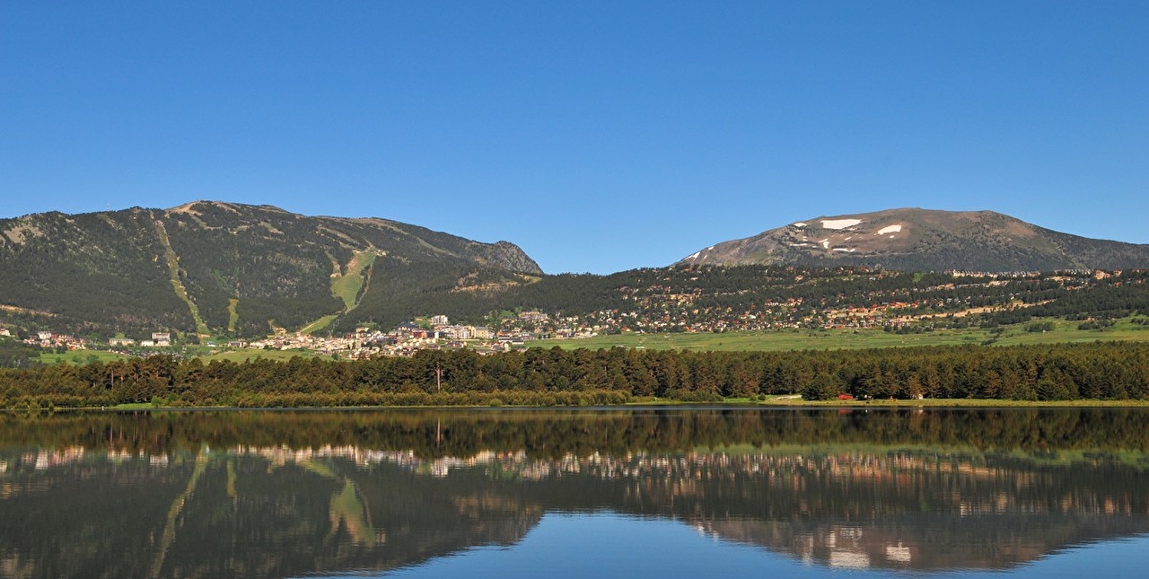 Vue sur le Lac de Matemale où les montagnes se reflètent dans l'eau