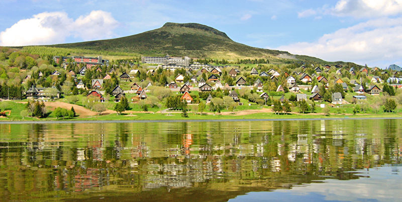 Vue sur le Lac des Hermines et sur les habitations environnantes situées en pleine nature en été
