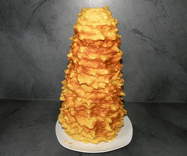 Gâteau à la broche présenté dans une assiette blanche