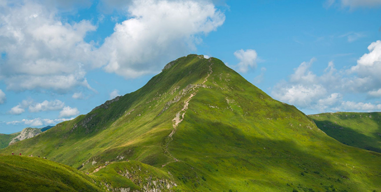 Vue sur une montagne verdoyante sous les nuages