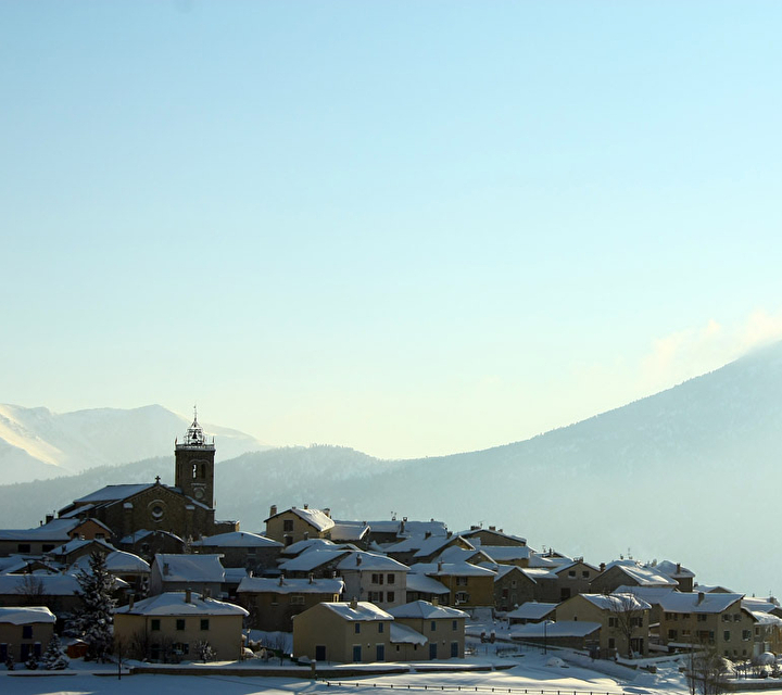 Vue sur la montagne et le village des Angles