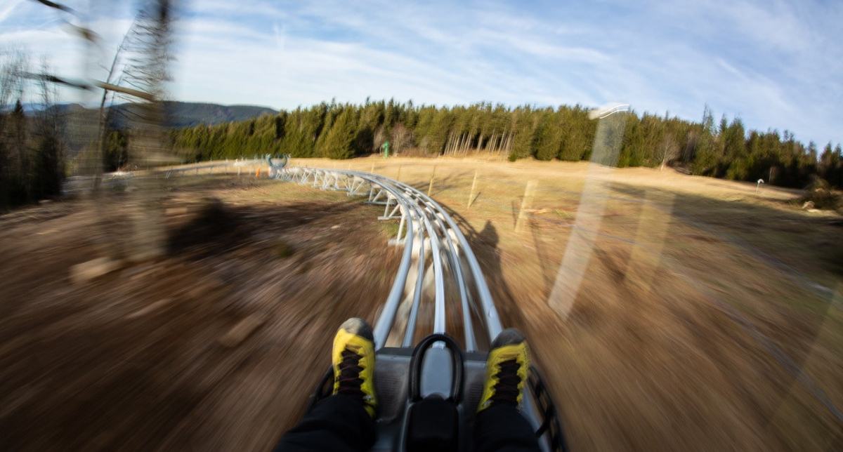 Piste de luge sur rail à la montagne avec effet de vitesse de la descente