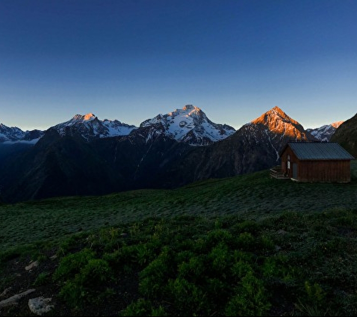 Chalet avec vue sur les sommets et pics enneigés