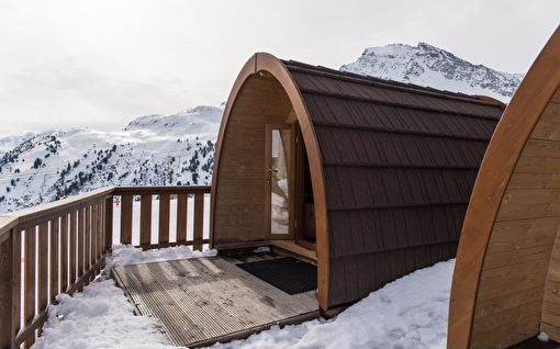 Chalet de montagne en forme d'igloo en pleine nature